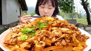 Qiu Mei peeled some tender bamboo shoots moved from the mountain to make a pickled cabbage bullfrog