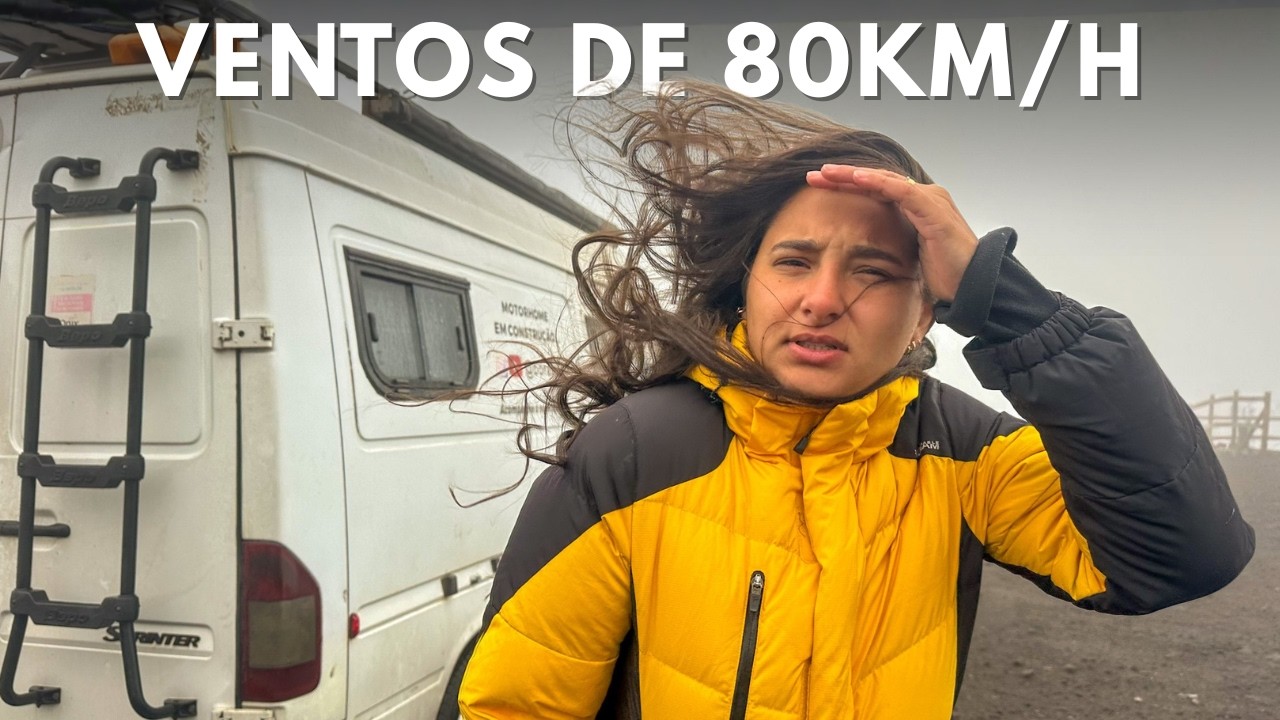 Enfrentando uma forte tempestade embaixo do vulcão