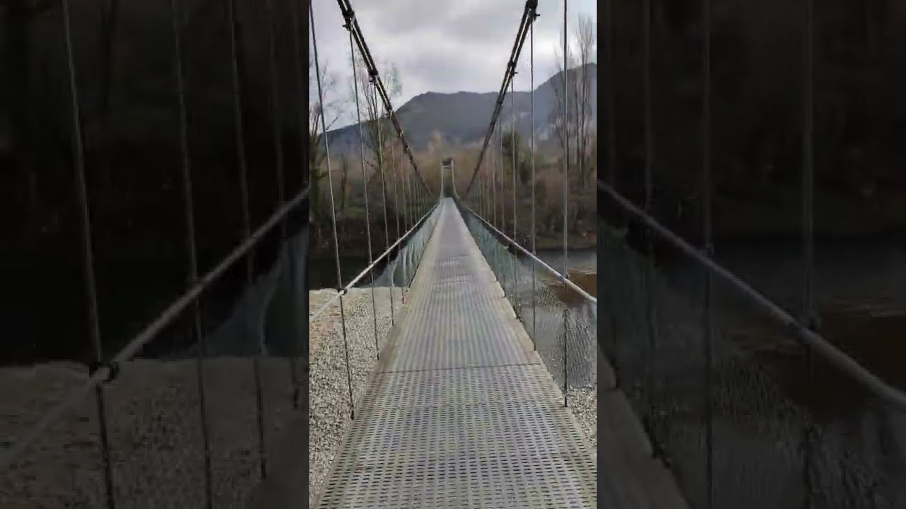 Cruzando el PUENTE COLGANTE con la E-Bike andando #shorts #asturias #puente