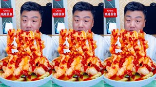 Anh Tiểu Phong đắm mình vào món chân gà cay, vừa cay vừa ngon.