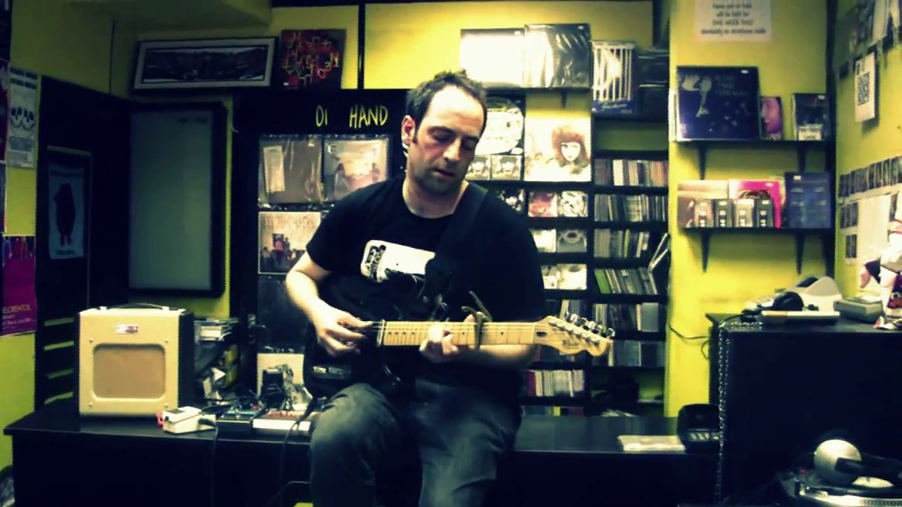 Adrian Crowley - Squeeze Bees - Road Instore 2009 auf YouTube ansehen Adrian Crowley - Squeeze Bees - Road Instore 2009 auf YouTube ansehen