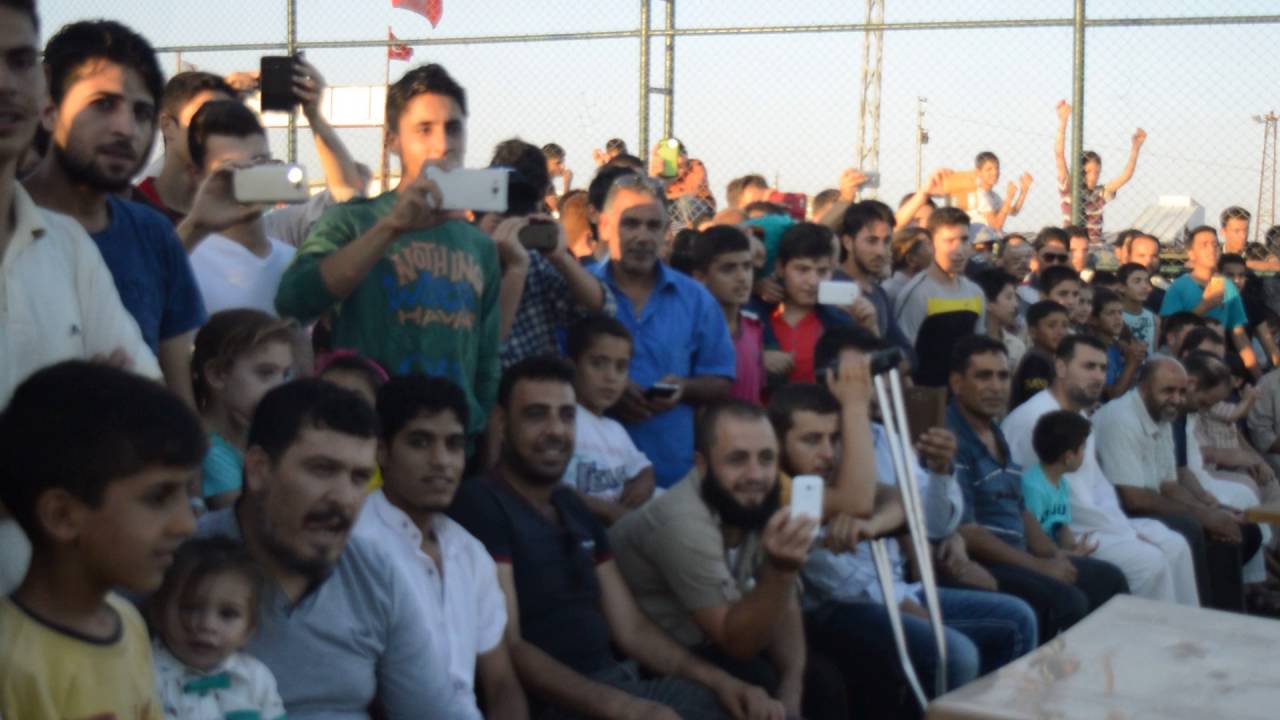 منشد الثورة السورية عبد الباسط الساروت يغني جنة جنى في مخيم ابايدن في تركيا