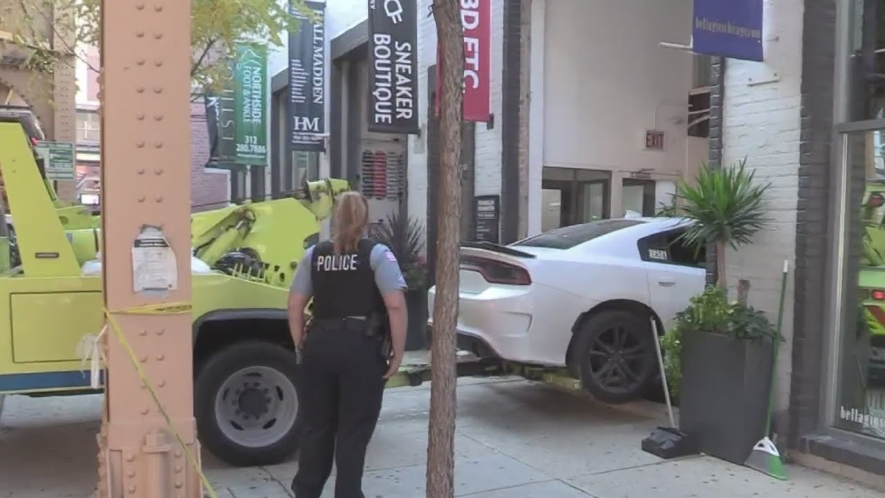 Chicago boutique mall hit by burglars who crashed 2 cars into storefront 