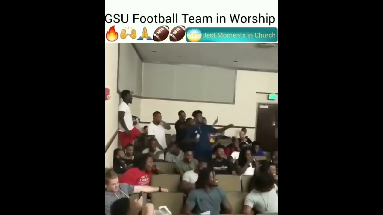 Футбольная команда Университета Грэмблинг Стейт на богослужении 