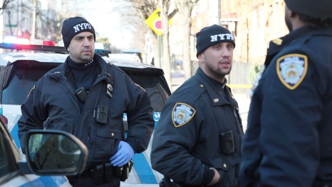 В Риджвуде, Квинс, мужчина получил множественные ножевые ранения и находится в критическом состоя...