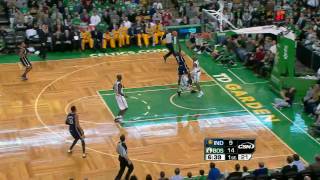 Boston cheers as Shaq finishes off the Celtics fast break | THISisBASKET