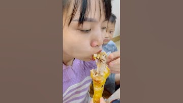 Ăn miếng đùi gà đi con này thì không ăn mẹ ăn hết #shortvideo #funny