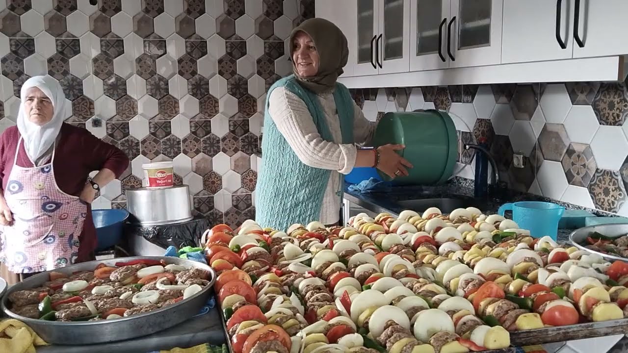 KARADENİZİN EMEKCİ KADINLARI👍TEPSİ TEPSİ KÖFTELER FIRINA GİRMEYE HAZIR 