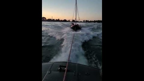 Lelievlet slepen met Bridge Erection Boat