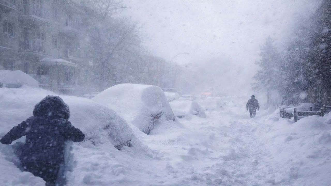 Снег парализовал столицу Мадрид и стал причиной многочисленных инцидентов в городе.