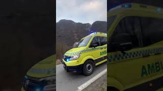 Ambulanse med blålys og sirener #ambulance #paramedical #blålys