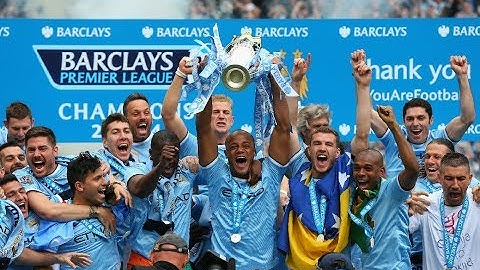 El Manchester City levanta el trofeo de la Premier League tras coronarse campeón