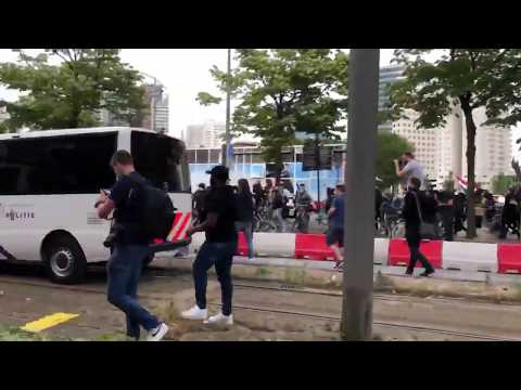 Politiebusjes bekogeld na anti-racisme demonstratie Rotterdam