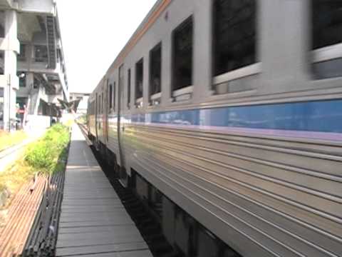 รถชานเมืองที่ 389 เข้าสถานีลาดกระบัง
