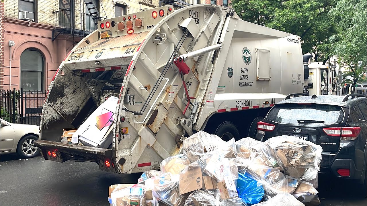 DSNY Mack LEU McNeilus Rear Loader Garbage Truck Packing Cardboard Bag Piles