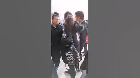 陕西省咸阳市警察粗暴执法，致无辜碧桂园秦都府维权业主昏迷，人民警察到底是在维护人民的利益还是恶商的利益？ - 天天要闻