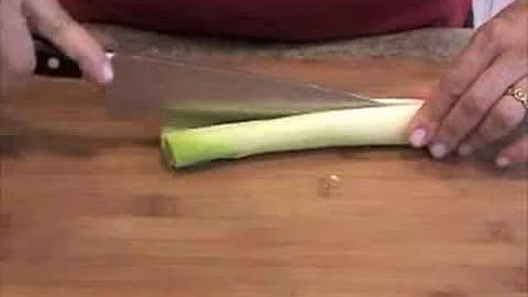 Seriously Simple Essentials: How to Clean and Cut a Leek - DayDayNews