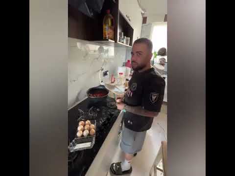 ویدیوی جدید اشکان کاگان در حال درست کردن املت