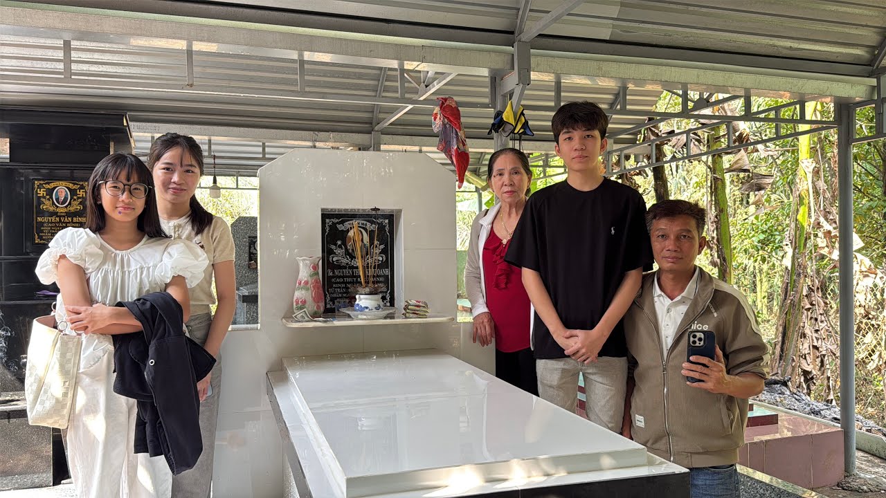 Сегодня семья вернулась в родной город, чтобы убрать могилы и зажечь благовония в память о наших ...