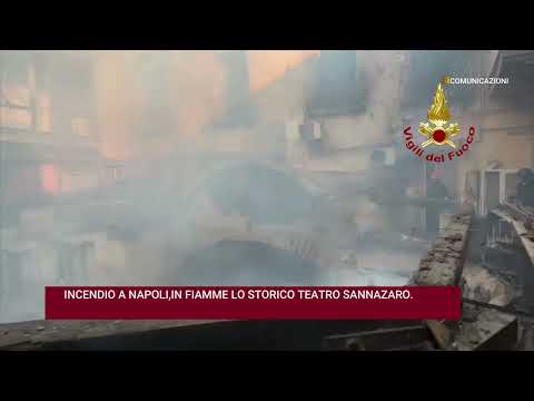 Video INCENDIO A NAPOLI, IN FIAMME LO STORICO TEATRO SANNAZZARO