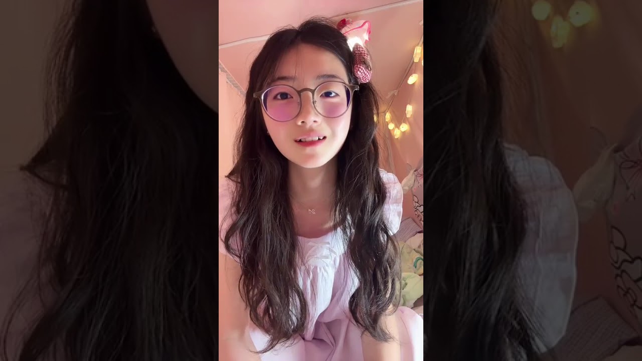 美女直播闪现亮点，真空，观众目不转睛