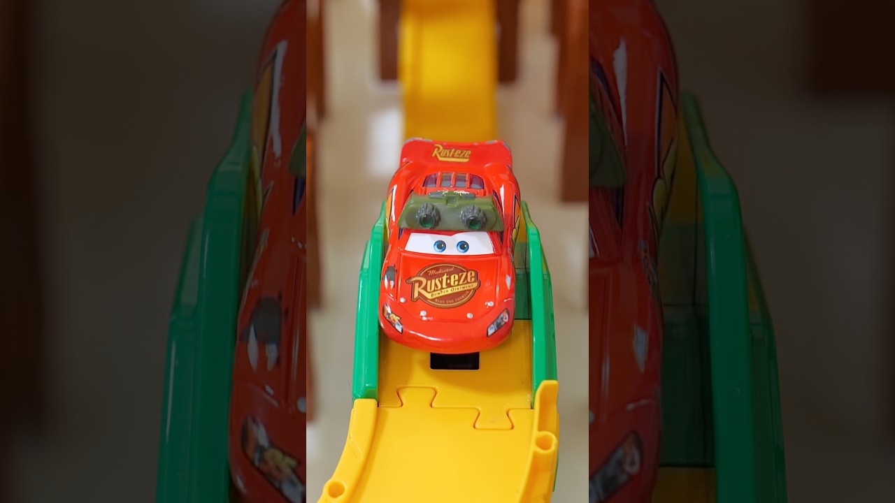 Cars☆ Lightning McQueen Racing on a Tomica Action Course♪ #jumpsminicar #cars #tomica