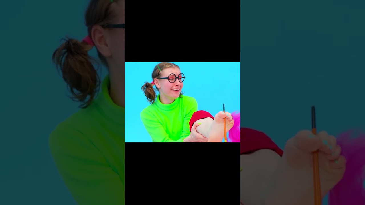 Kitzeln eines Fußes mit der Feder