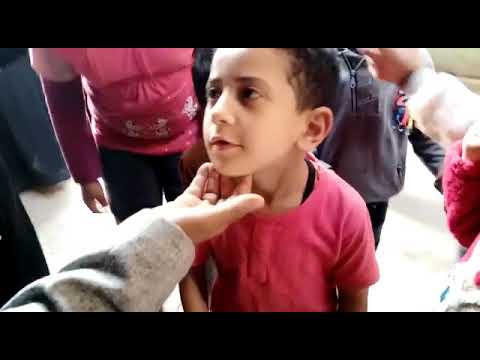 الاستاذه فتحيه سعيد مسؤله الحمله تحاور احد الاطفال فيروس كارونا 