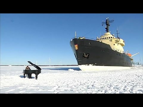 عازف بيانو يقدم موسيقى كلاسيكية أمام كاسحة جليد تبحر في فنلندا 