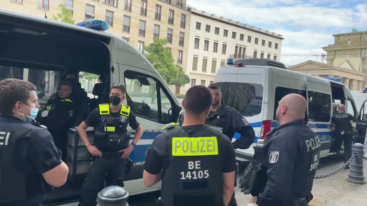 Berlin - demofrei, aber von der eigenen Polizei  belagert. Kurz-Reportage aus der Hauptstadt.