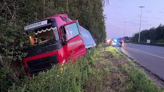 Vrachtwagen belandt in de gracht langs de E40