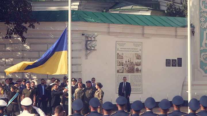 На Софійській площі урочисто підняли Державний Прапор України