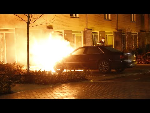 Auto brand voorzijde volledig uit aan Muntmeester in Uden