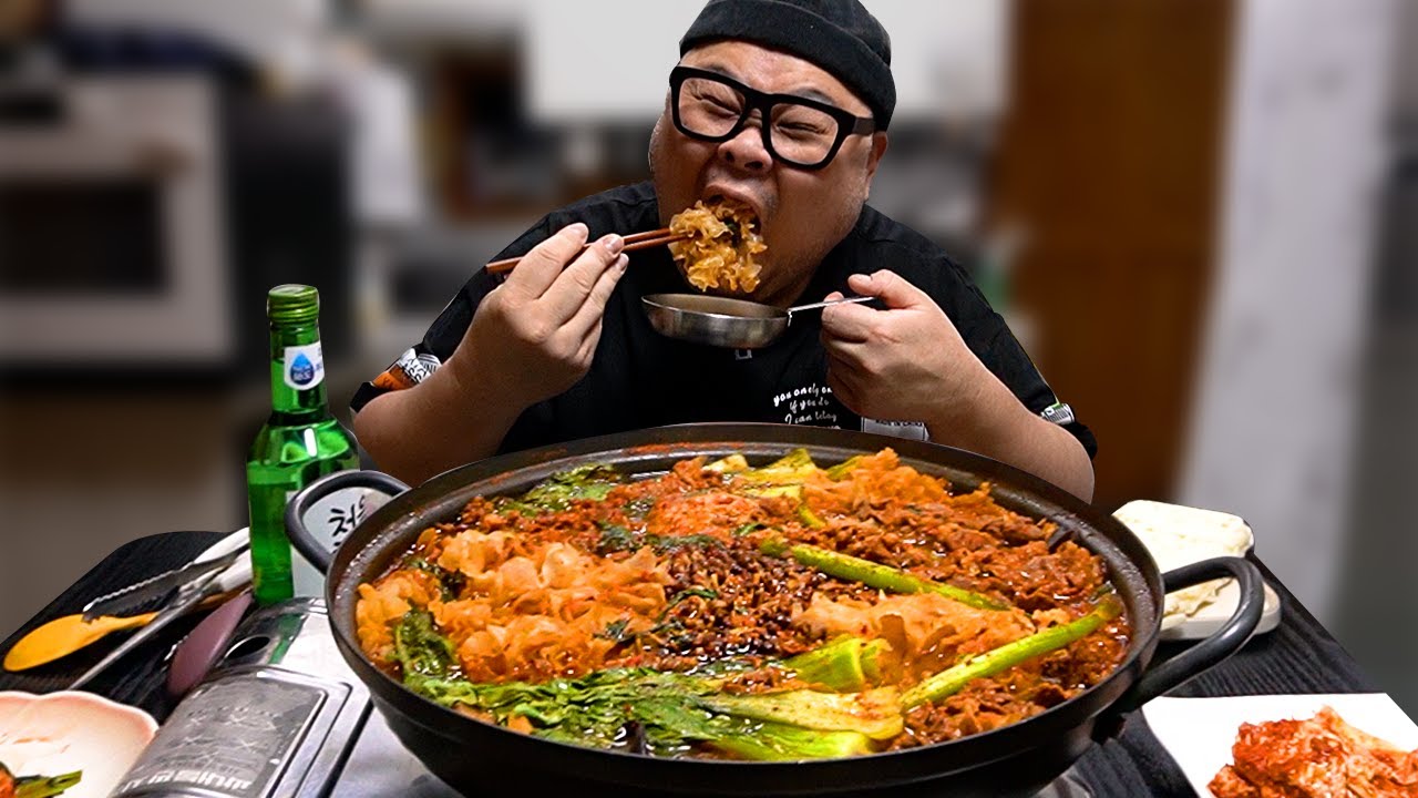 온갖 버섯 다 들어간 얼큰~한 버섯전골에 소주 한잔 크으│Spicy mushroom hot pot Mukbang Eatingshow
