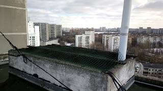 Вид индивидуального вентканала и фанового выпуска канализации над крышей