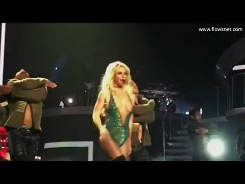 Britnijai Spīrsai koncerta laikā «izkrīt» krūtsgals (18+)