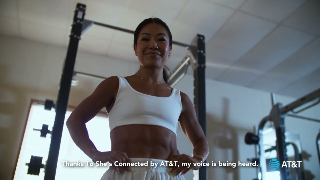 Она связана со Скаут Бассетт | AT&T