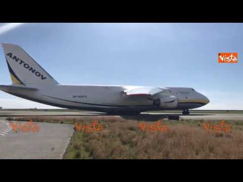 Il gigante dei cieli atterra a Genova, l'Antonov An-124 il più grande aereo cargo al mondo
