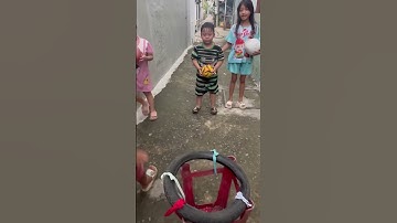 cả nhóm cùng với thiện thi trò chơi ném bóng trúng thưởng ￼1#funny