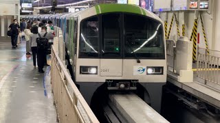 東京モノレール2000形2041編成が浜松町駅に到着停車するシーン（2023.11.2.19:36）