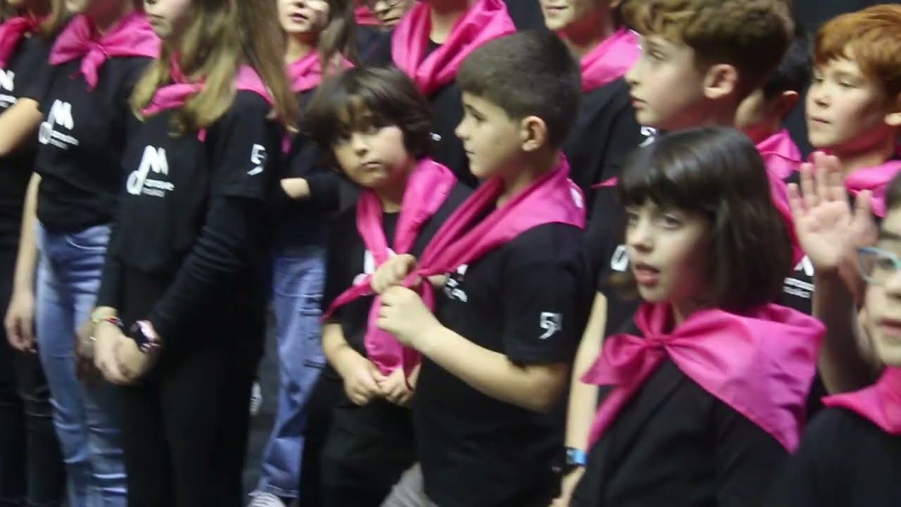 Arrasate Musikal ereserkia abesten