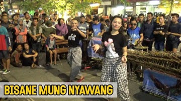 MUSIKNYA ASIK BUAT JOGET!! BISANE MUNG NYAWANG -- PENGAMEN ANGKLUNG RAJAWALI MALIOBORO