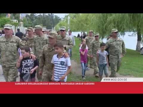 სამხედრო მოსამსახურეები გმირების შვილებთან ერთად ბათუმში