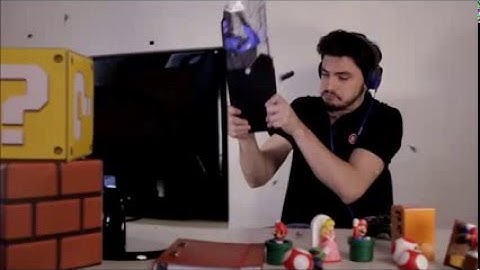 Felipe Neto quebrando o teclado