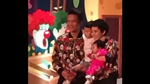 孙俪邓超为女儿办百日宴 一家四口合影曝光 邓超当众跪吻孙俪脚 - 天天要闻