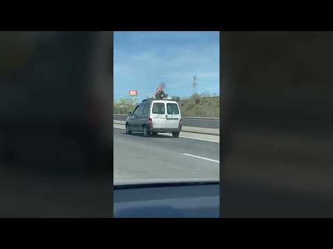 Detenido por viajar en el techo de un coche por la autovía en Madrid