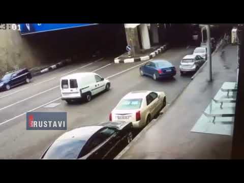 ქართველი მძღოლი მანქანის პარკირებისას რამდენიმე ავტომობილს დაეჯახა და ამოტრიალდა