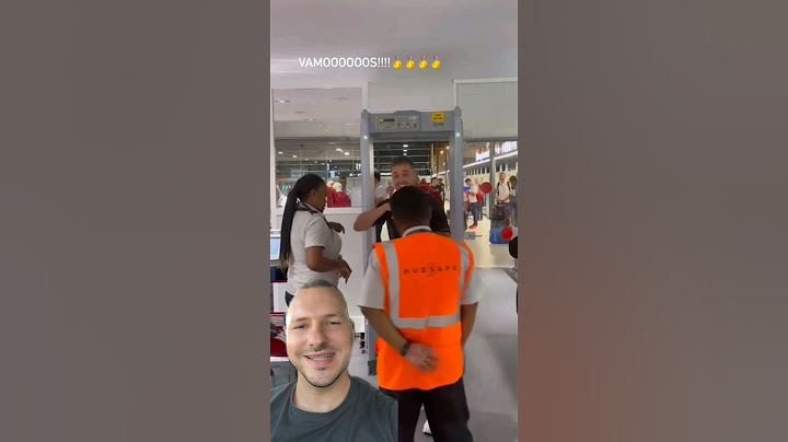 Arnau Tenas pasando el control del aeropuerto de París con el oro olímpico en el cuello