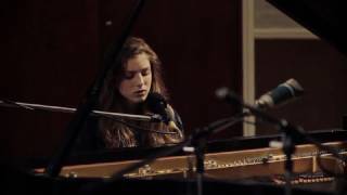 Video voorbeeld van "Birdy - Without A Word (Official Live Performance Video)"