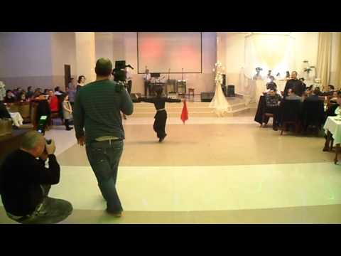 პატარებმა ქორწილში სანახაობა მოაწყვეს